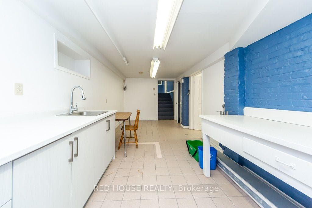658 Vaughan Road photo 19