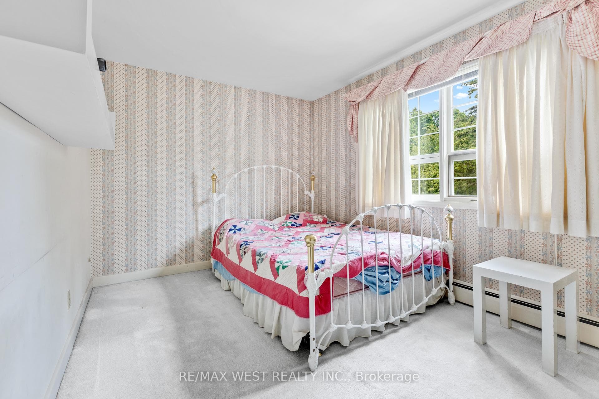 1758 Rhodes Crescent photo 13