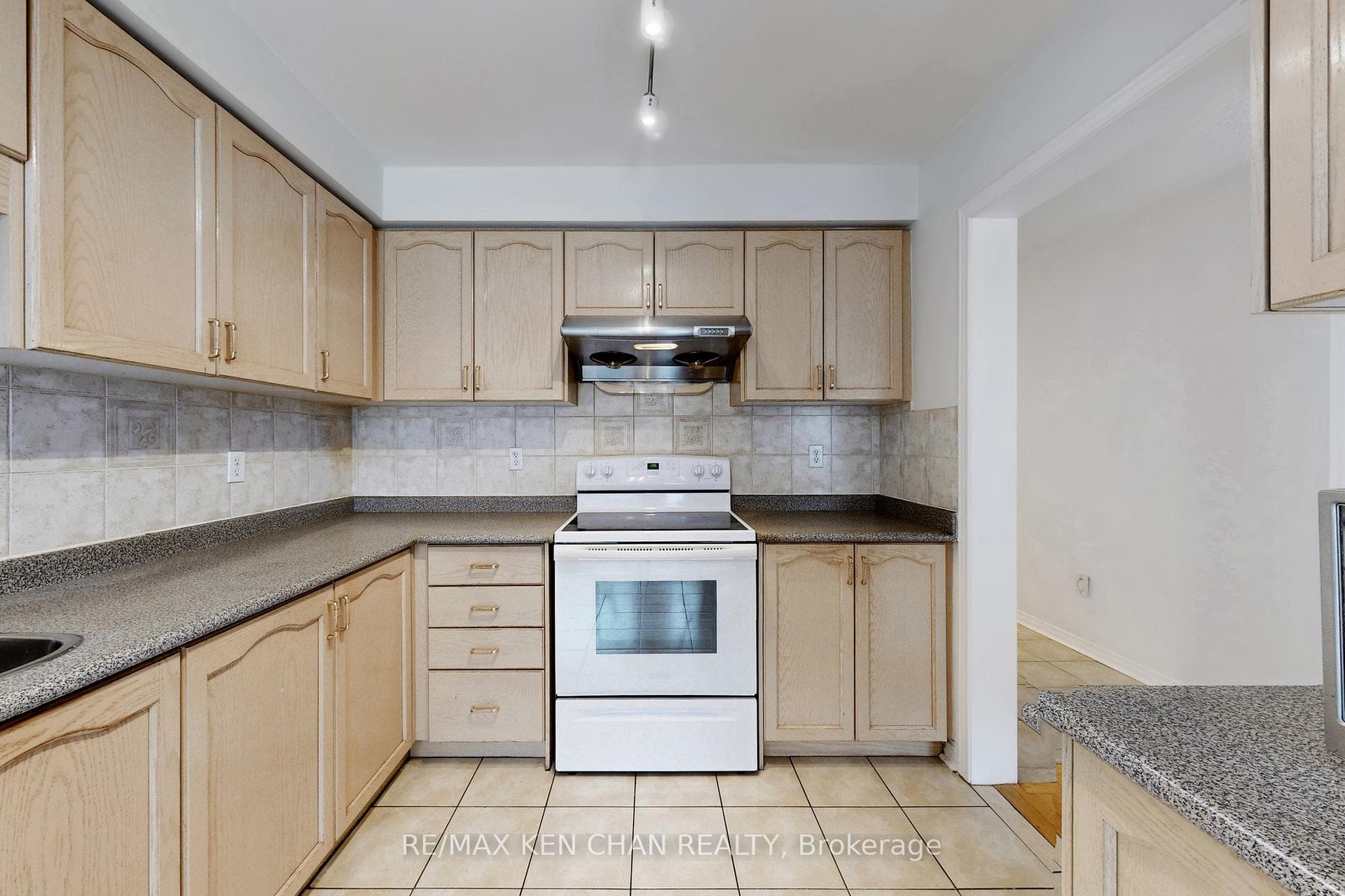 26 Waterton Crescent photo 8