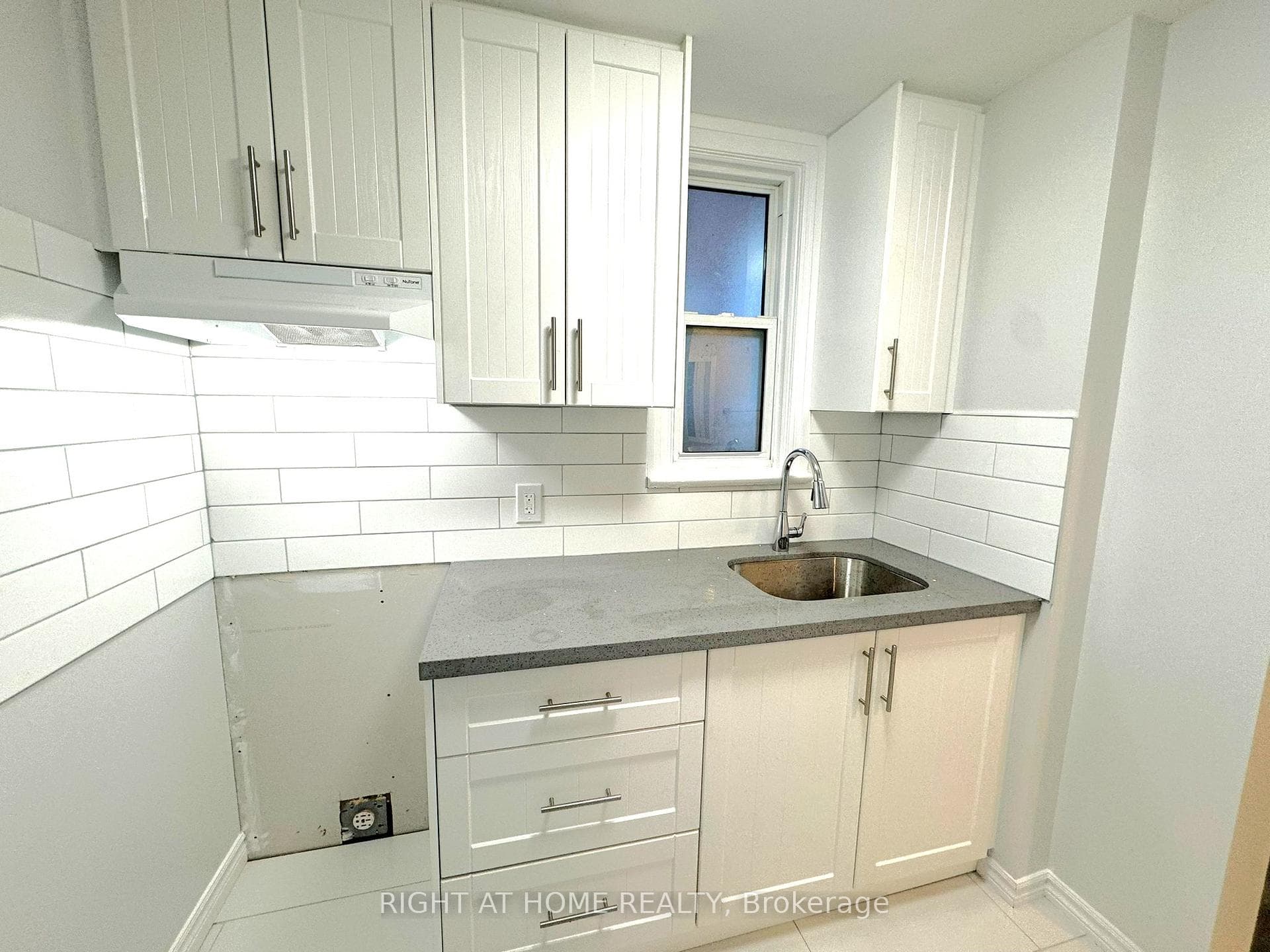 1025 Dufferin Street Unit Lower photo 3