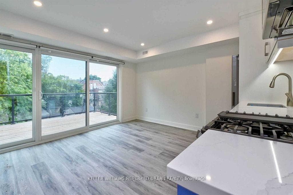 653 Manning Avenue Unit 4 photo 4