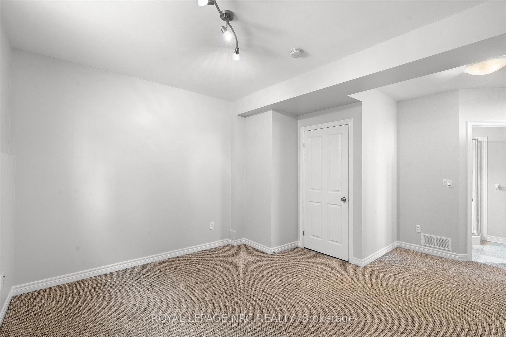 153 Winterberry Boulevard photo 29