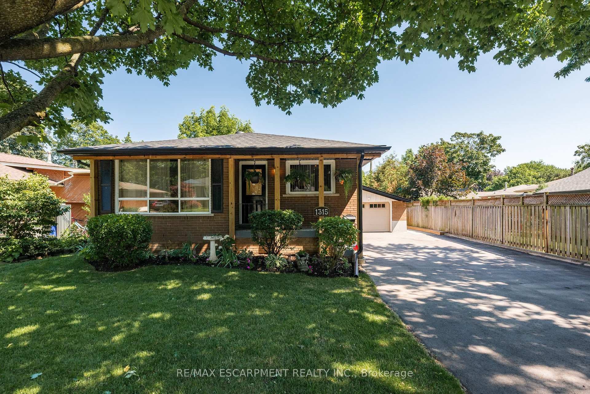 1315 Rosemary Crescent photo 2