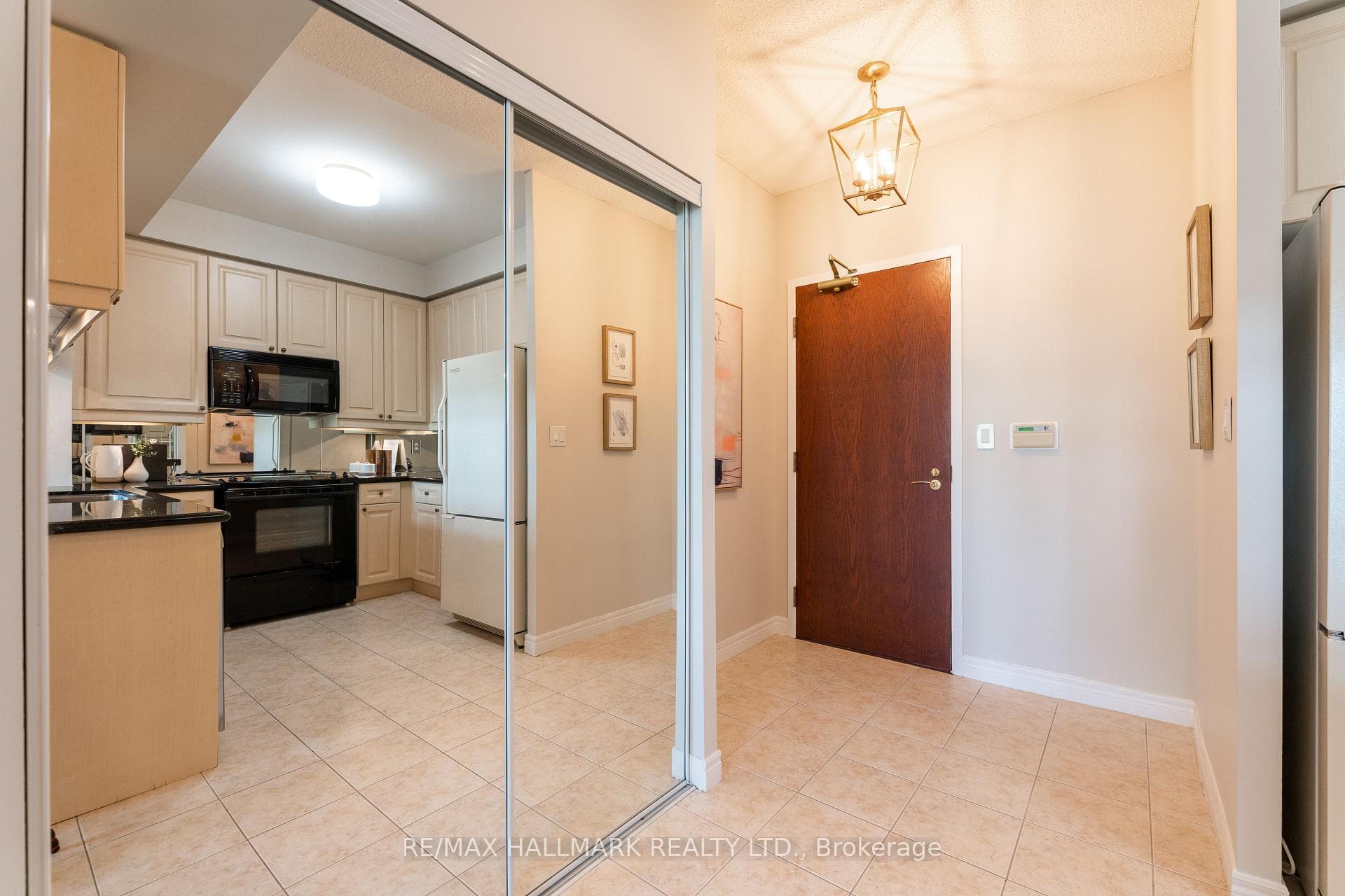 35 Boardwalk Drive Unit 404 photo 3