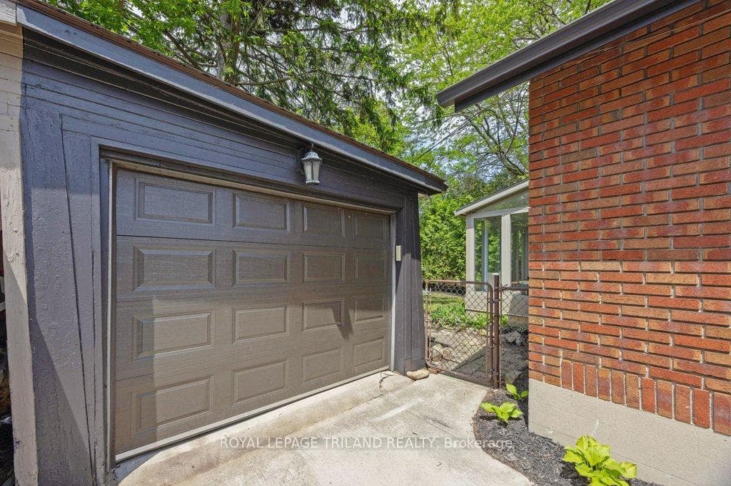 576 St James Street photo 43