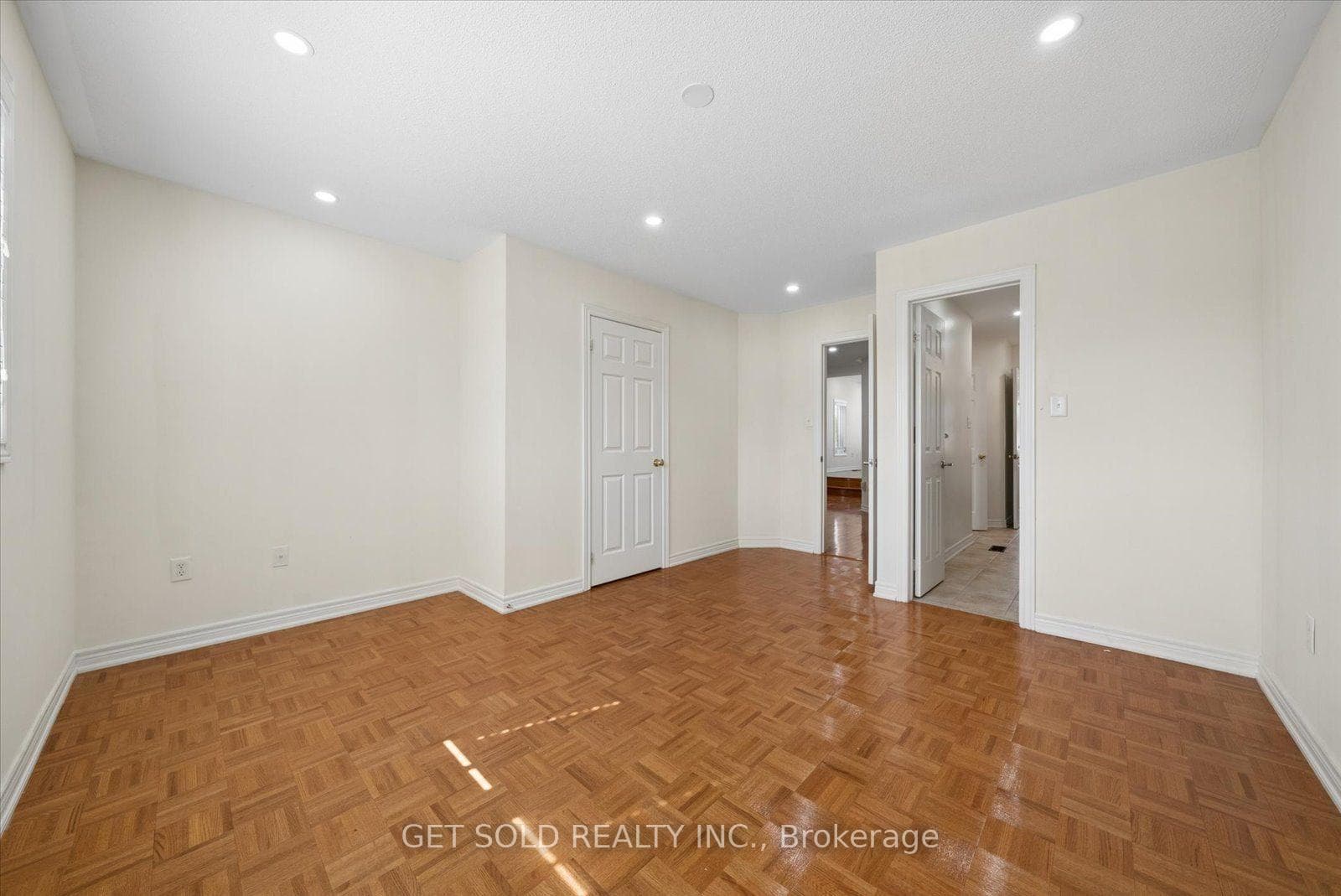 135 Earlsbridge Boulevard photo 37