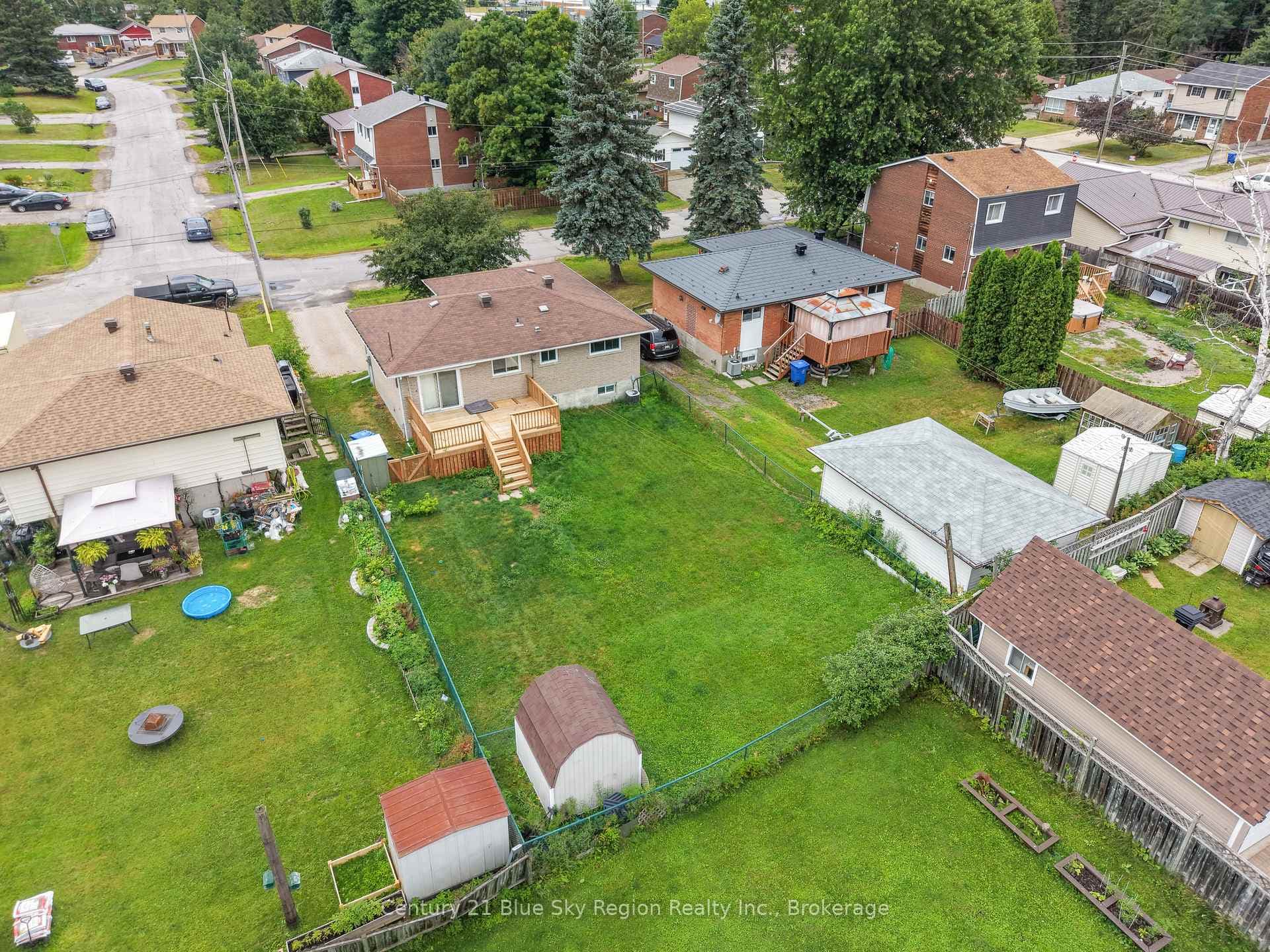 272 Patricia Street photo 8