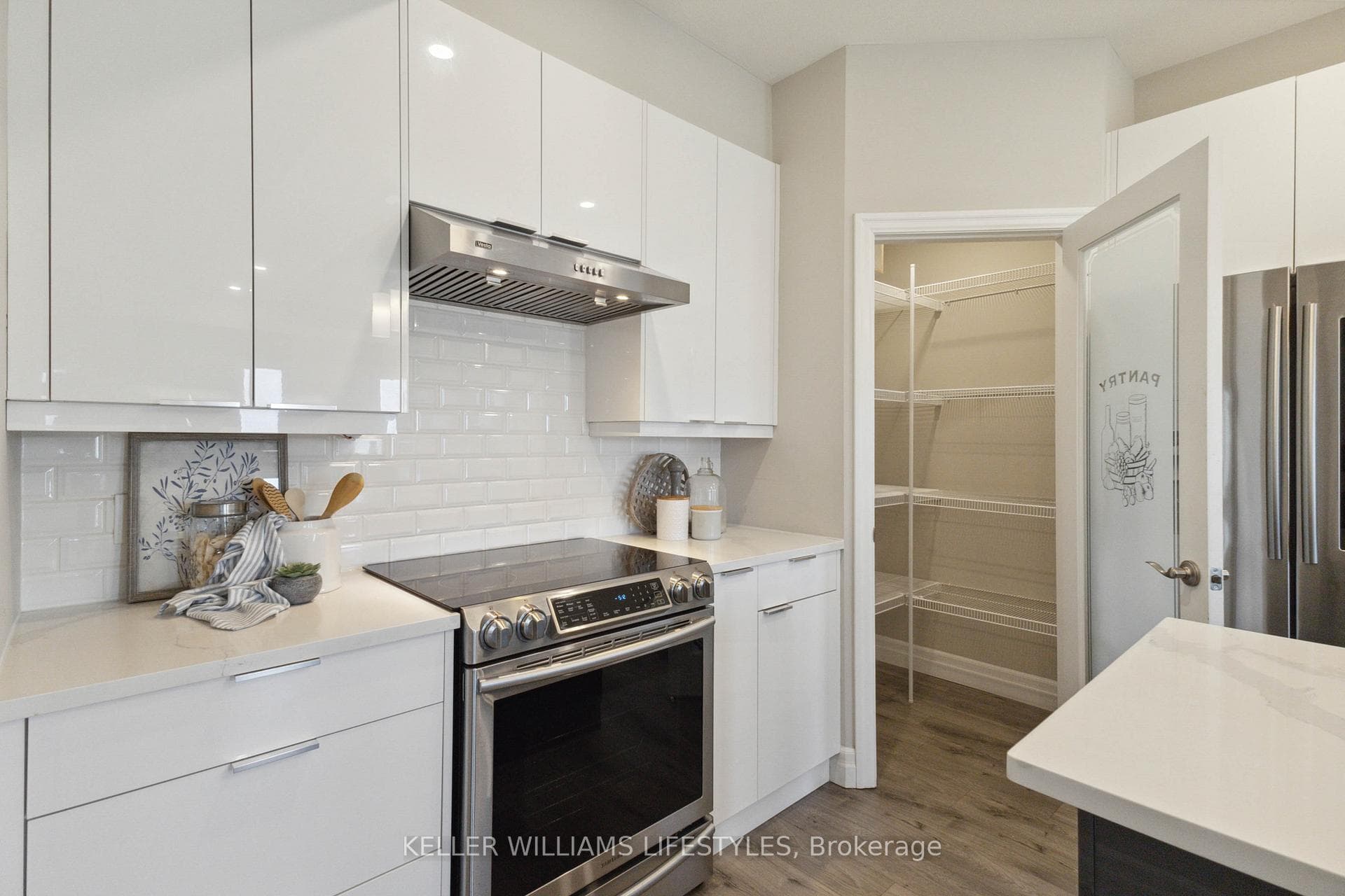815 Sarnia Road photo 23