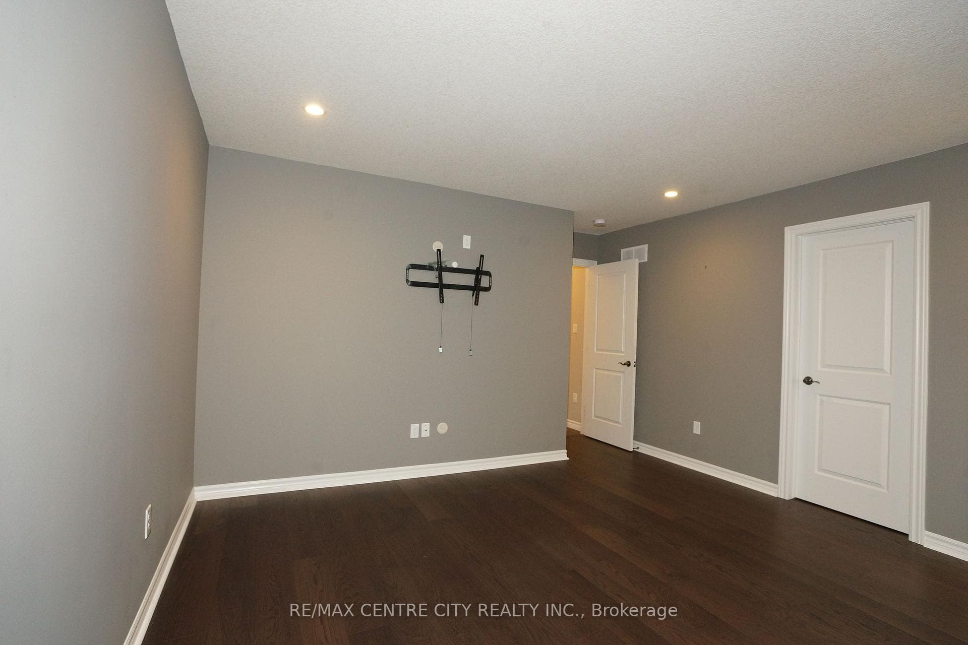 1509 horseshoe Crescent photo 18