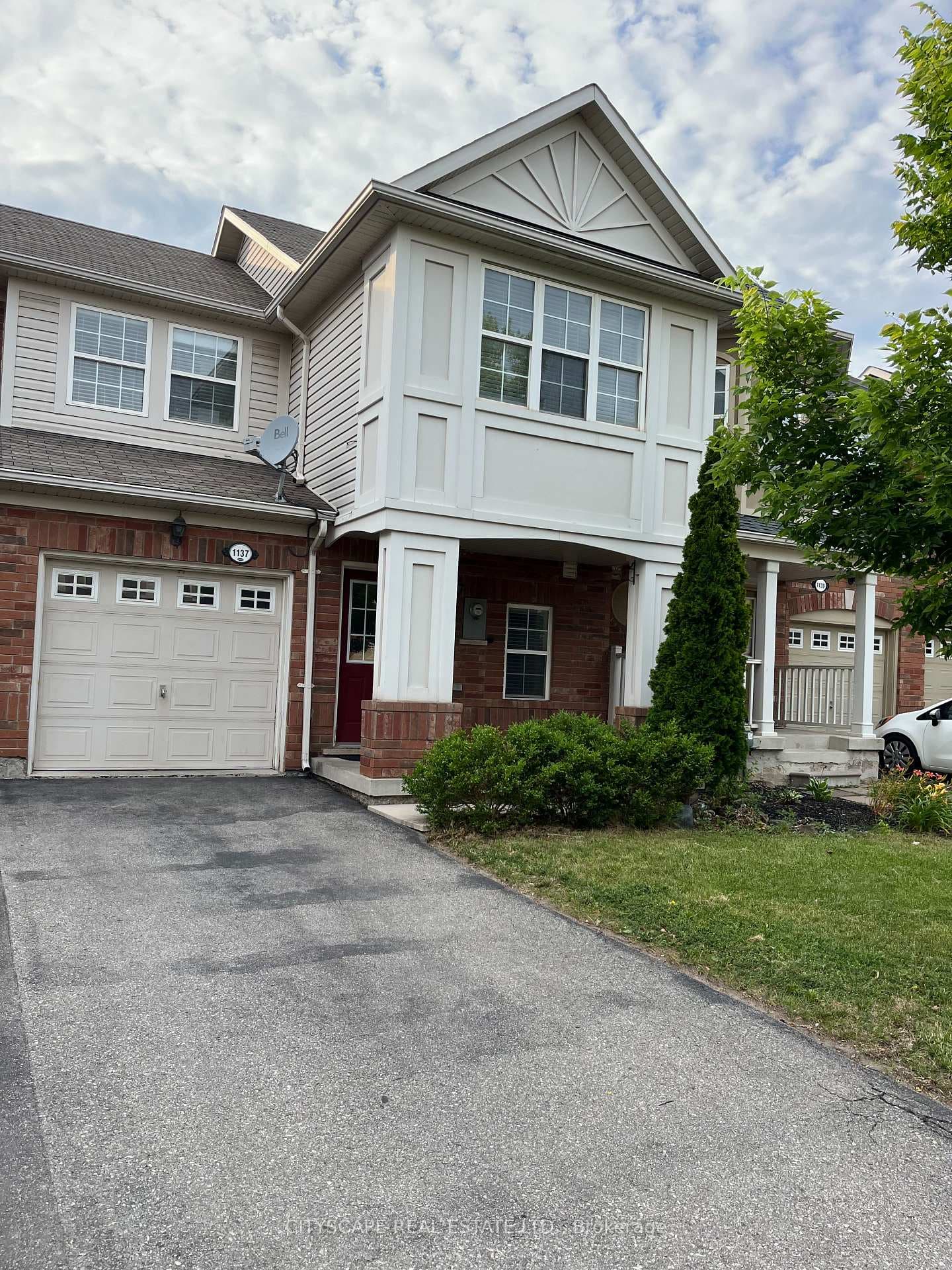1137 Riddell Crescent photo 2