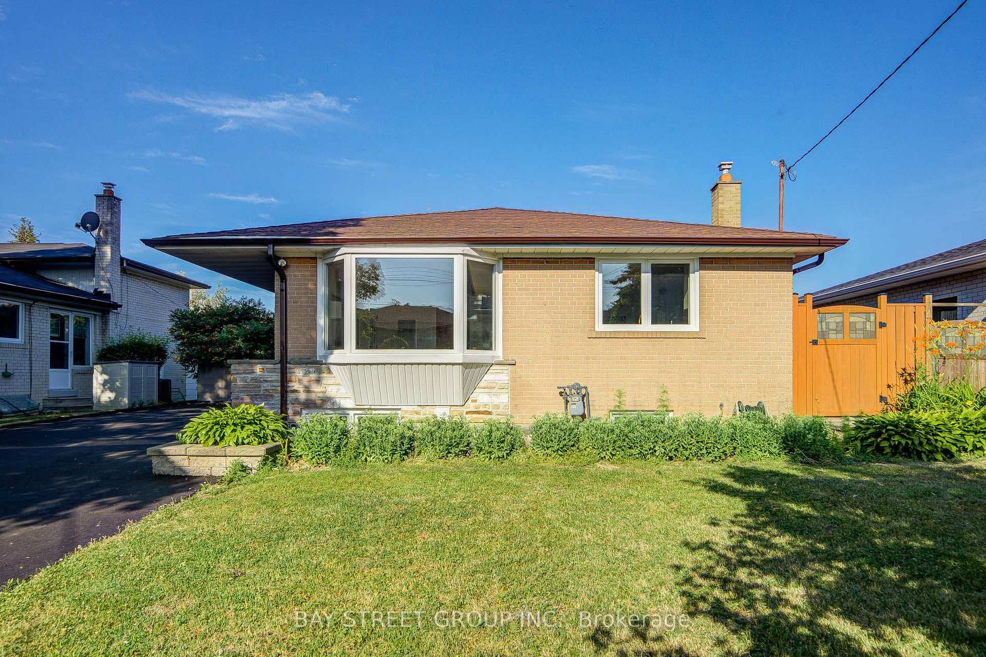 60 Warner Avenue photo 5