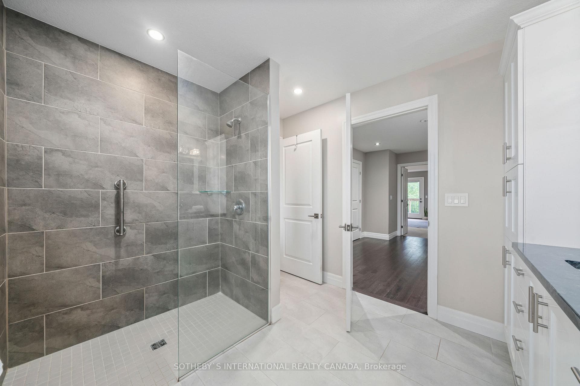 Upper Main Bath