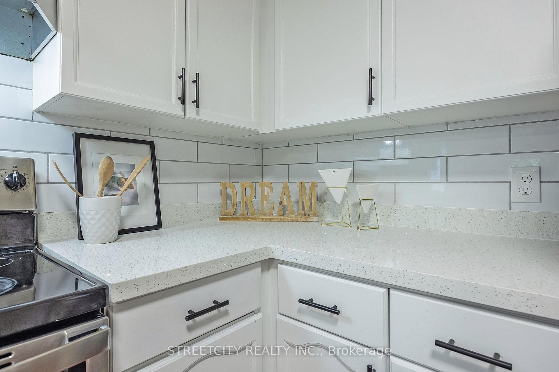 808 GUILDWOOD Boulevard photo 15
