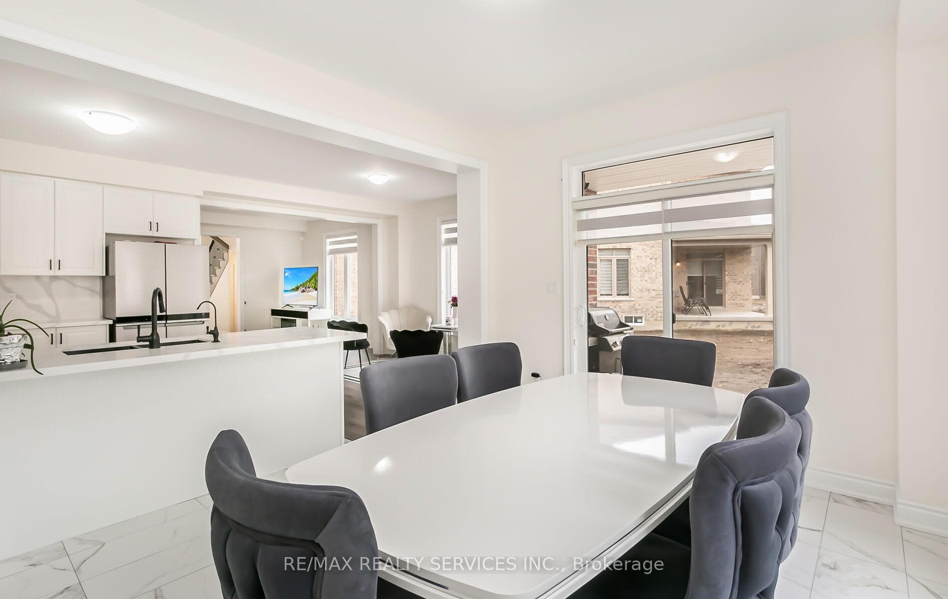 45 Ferragine Crescent photo 14