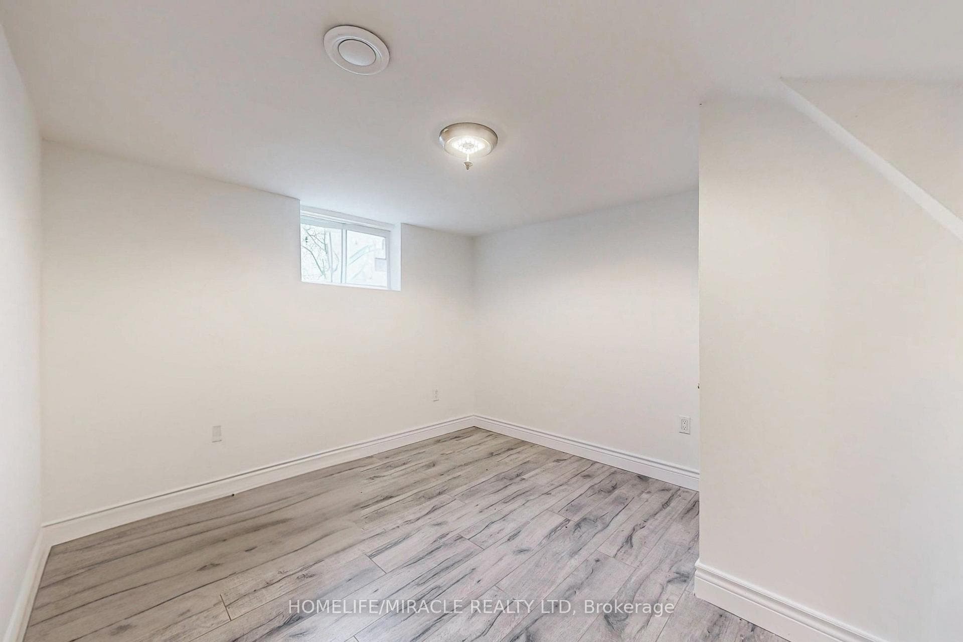 91 Wellington Street photo 40