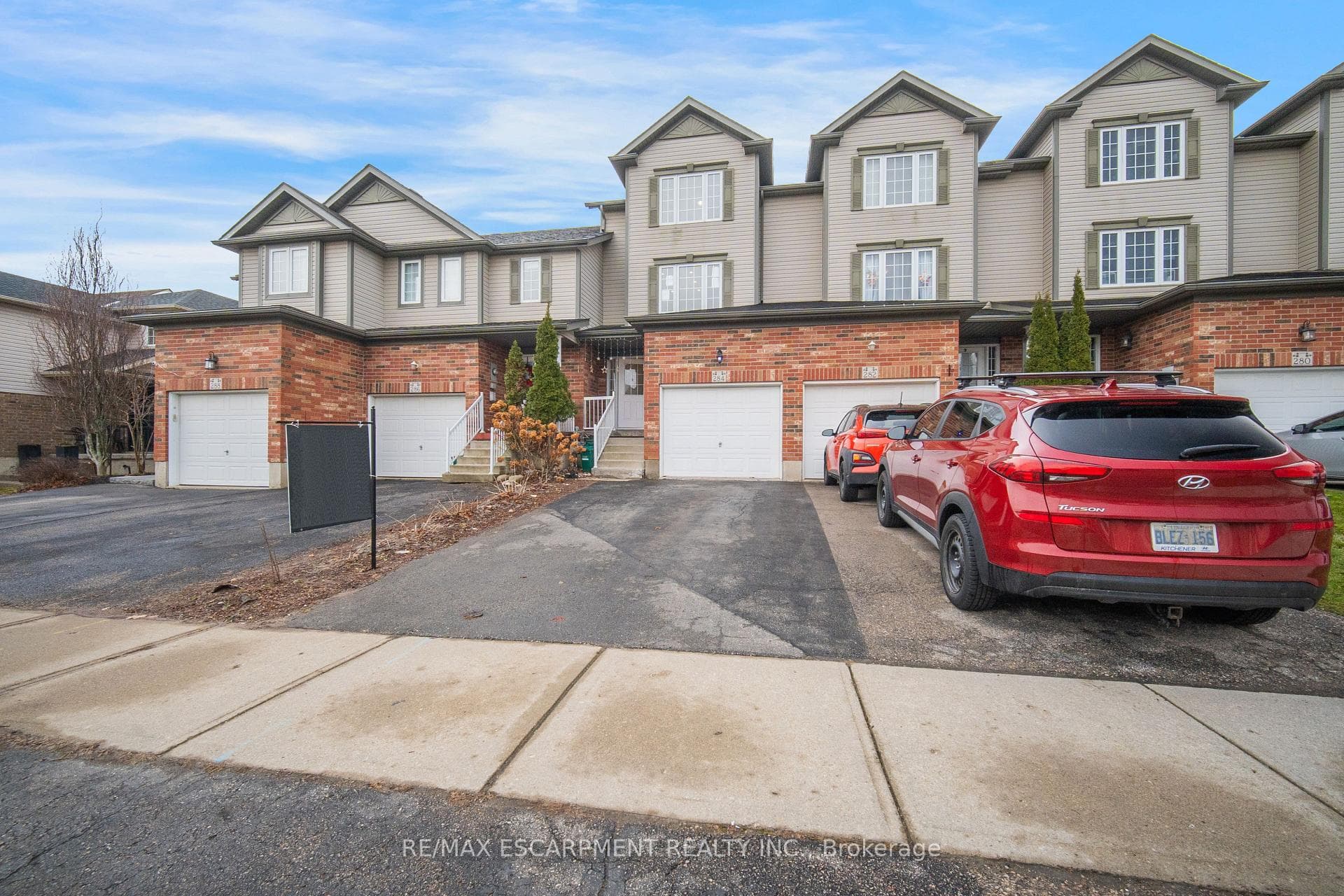 284 Sophia Crescent photo 1