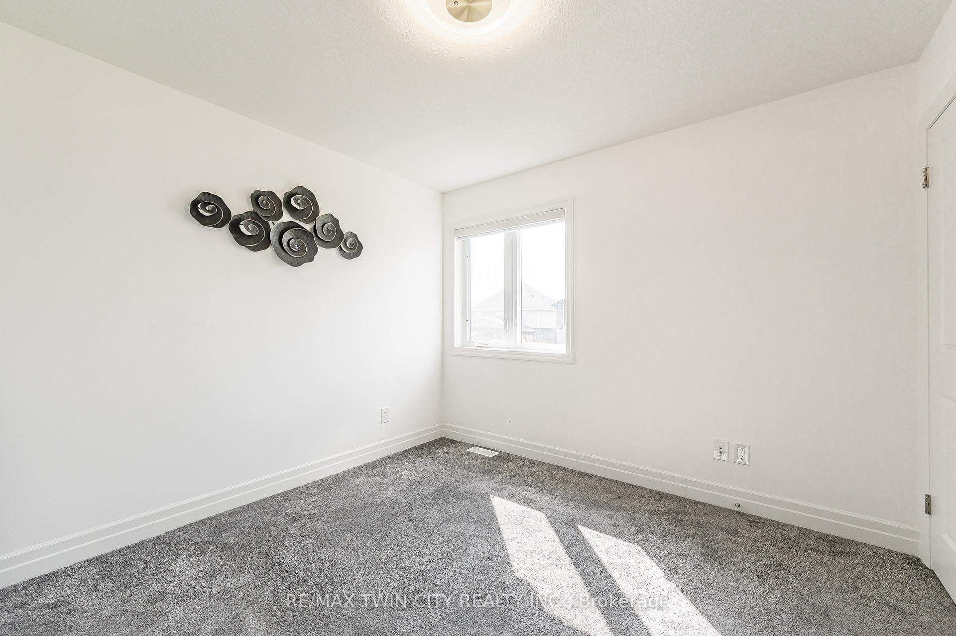 136 Village Road photo 29