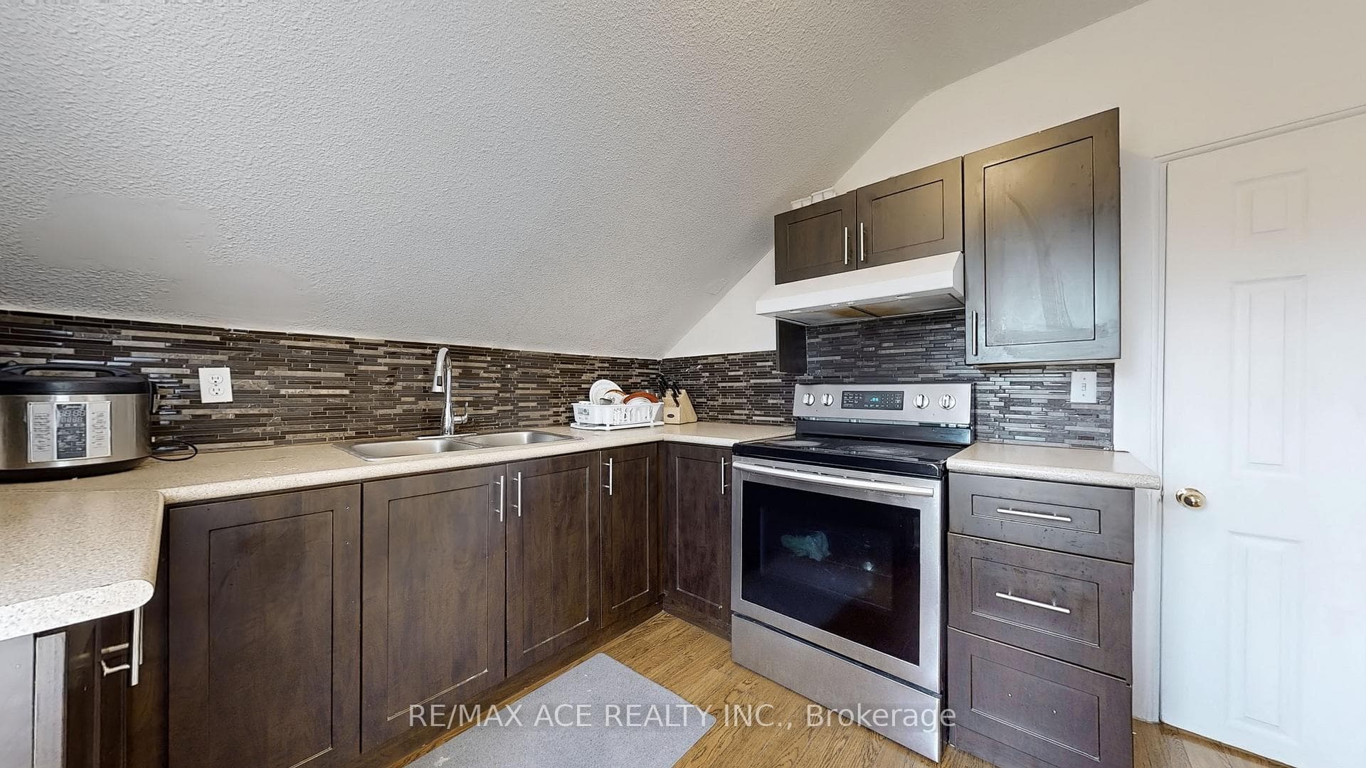 223 Kennedy Road photo 15