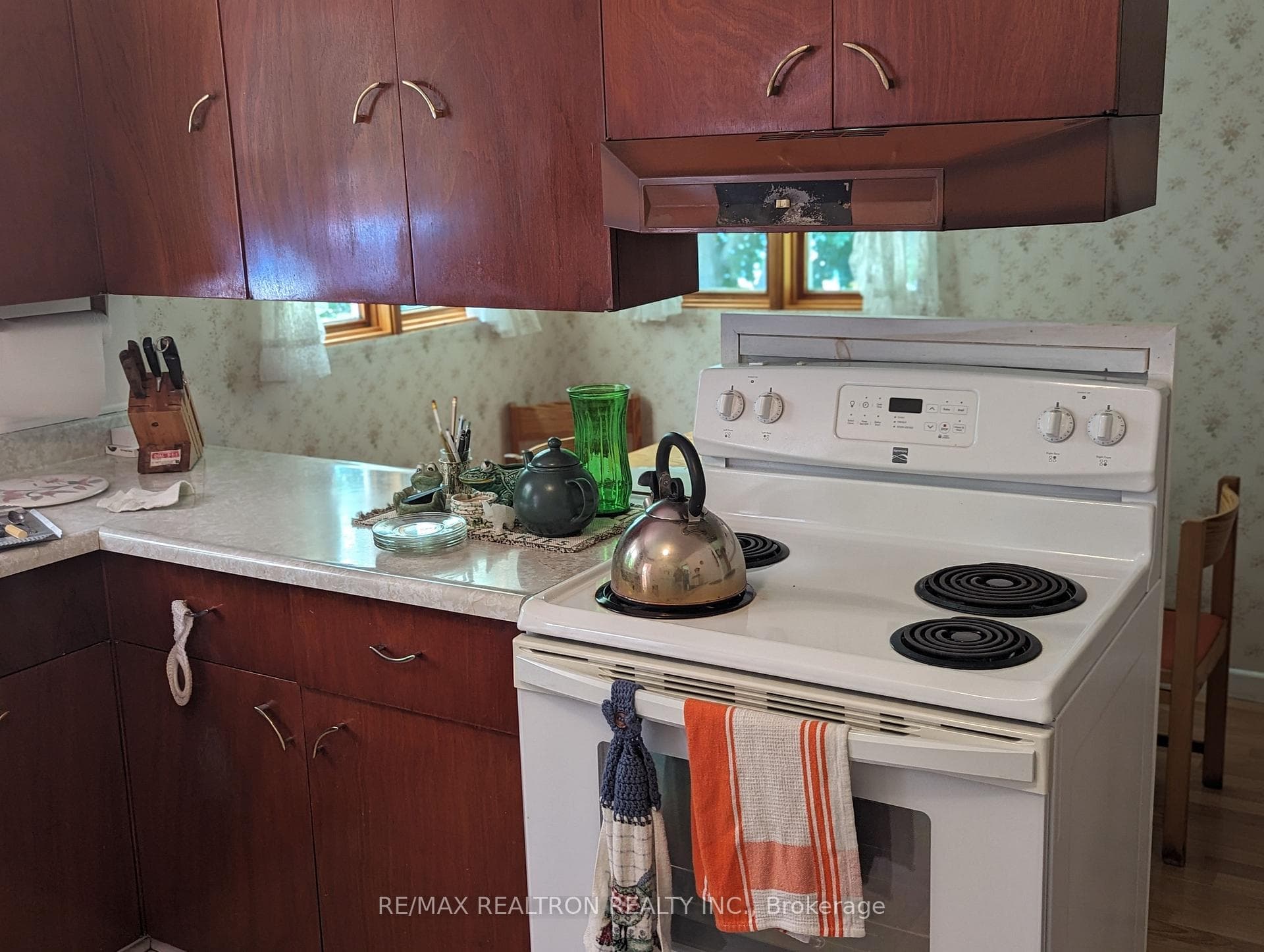 Kitchen With Upper & Lower Cabinets