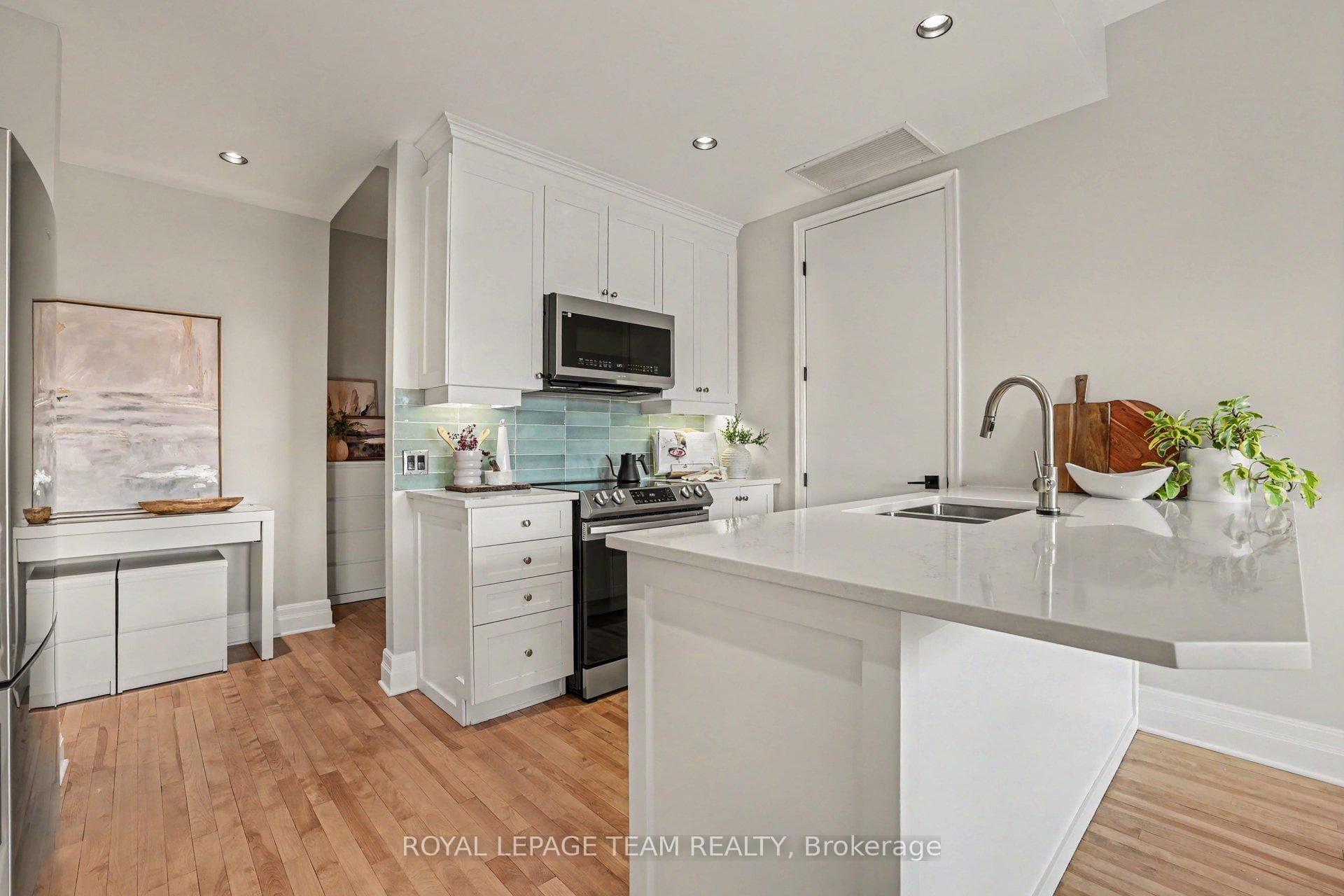 330 Loretta Avenue Unit 301 photo 4