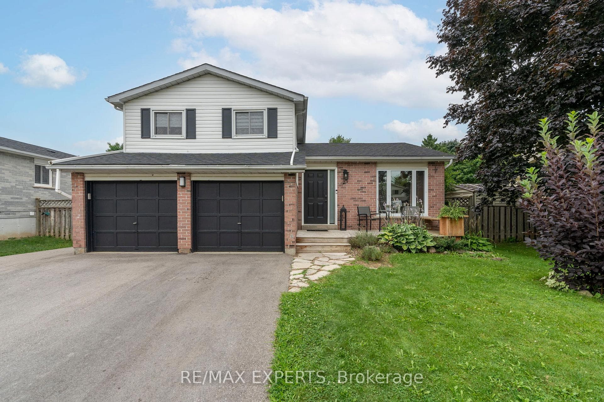 27 Metcalf Crescent photo 1