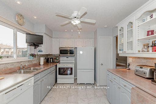 148 Folkstone Crescent photo 4
