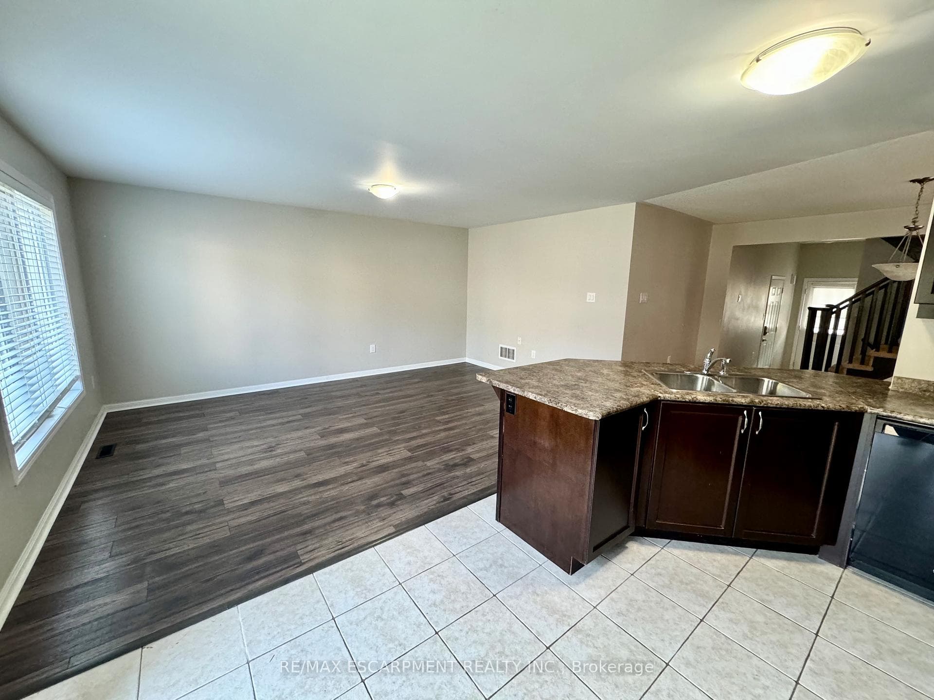 276 Woodley Crescent photo 6