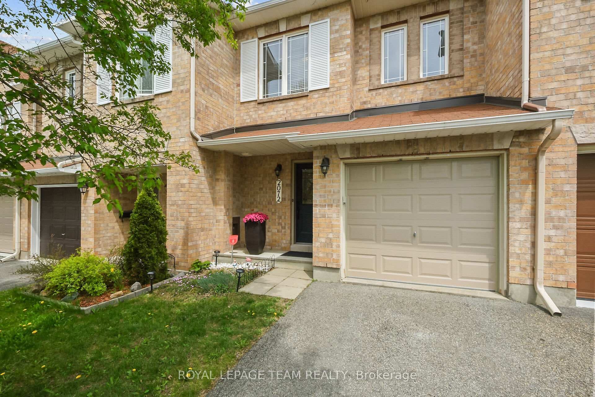 2072 Dunollie Crescent photo 6