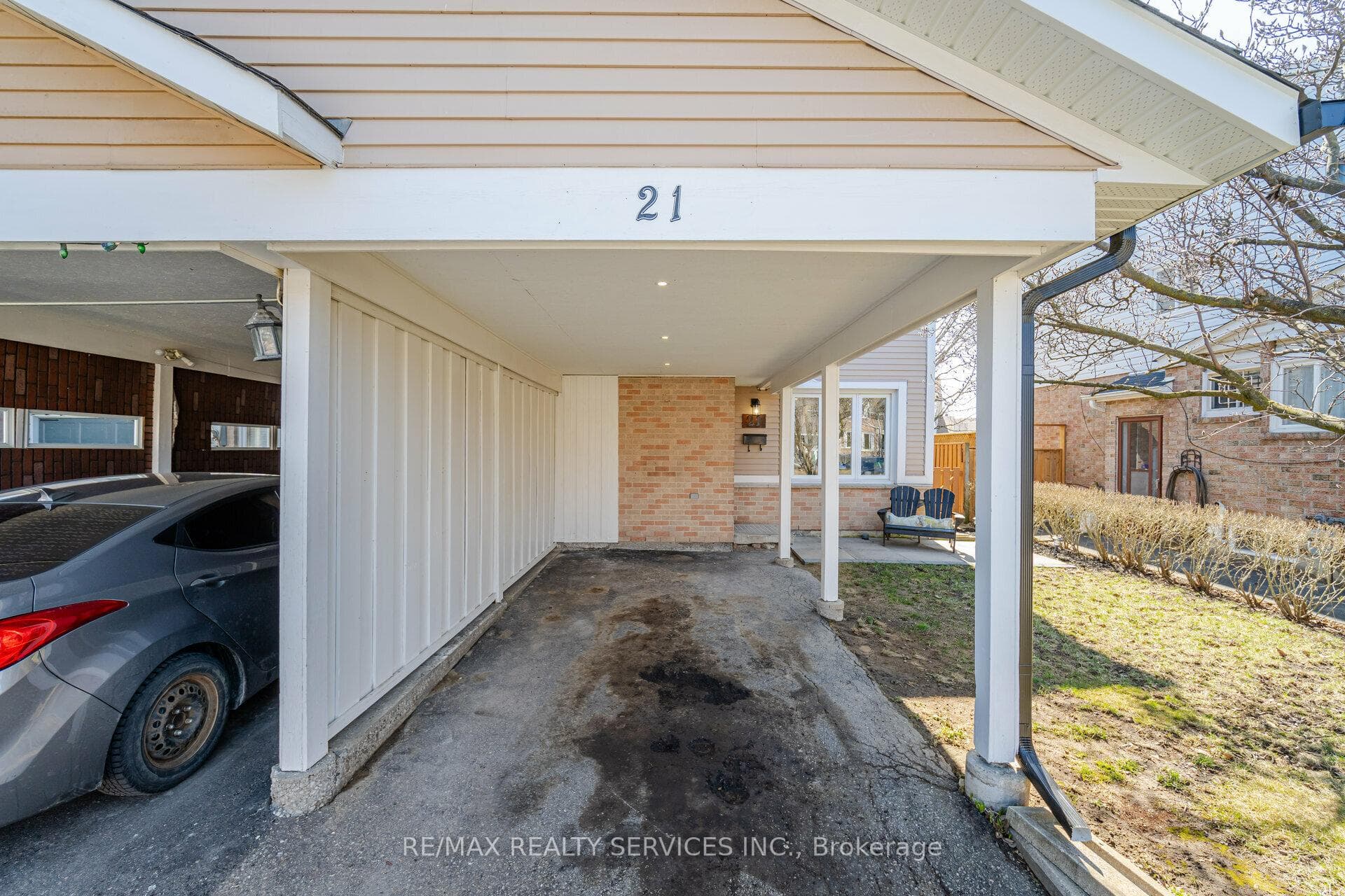21 Courtleigh Square photo 3