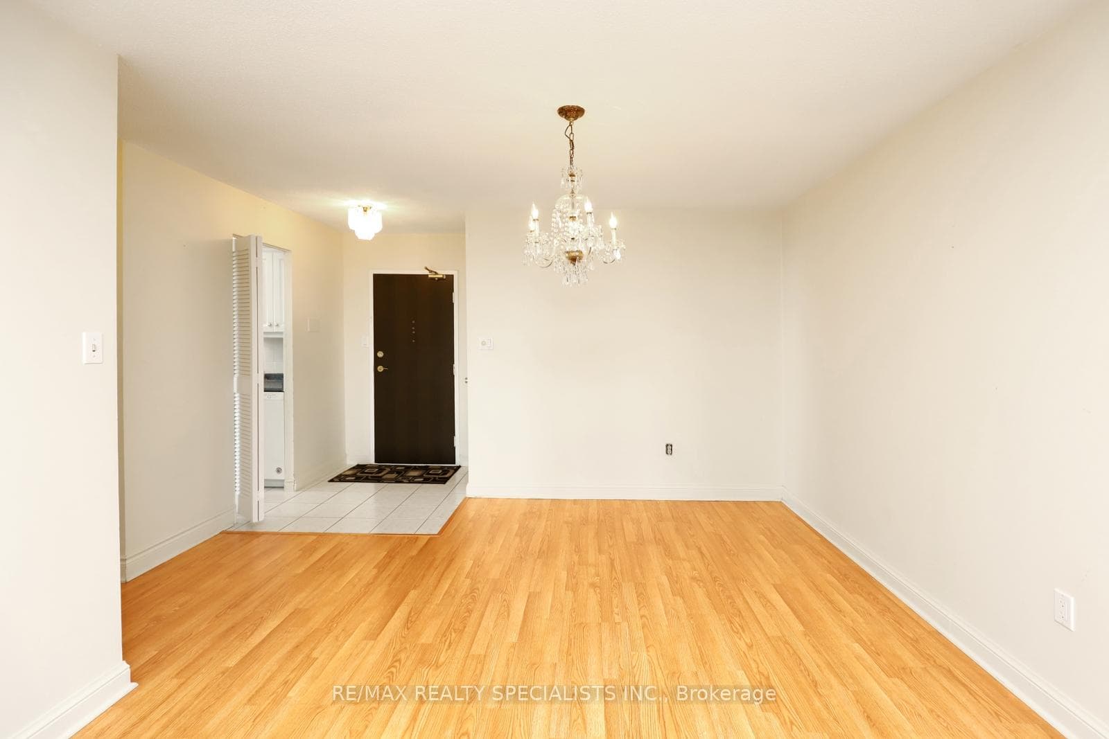 820 BURNHAMTHORPE Road Unit 1602 photo 5