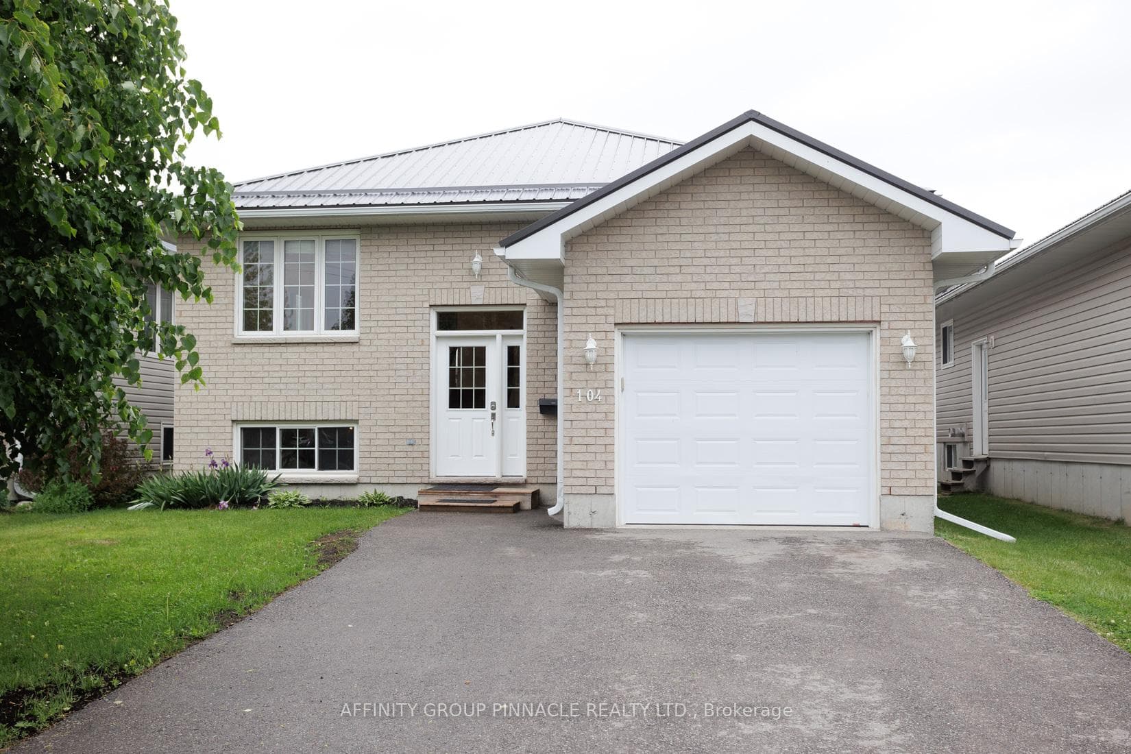 104 Adelaide Street photo 1