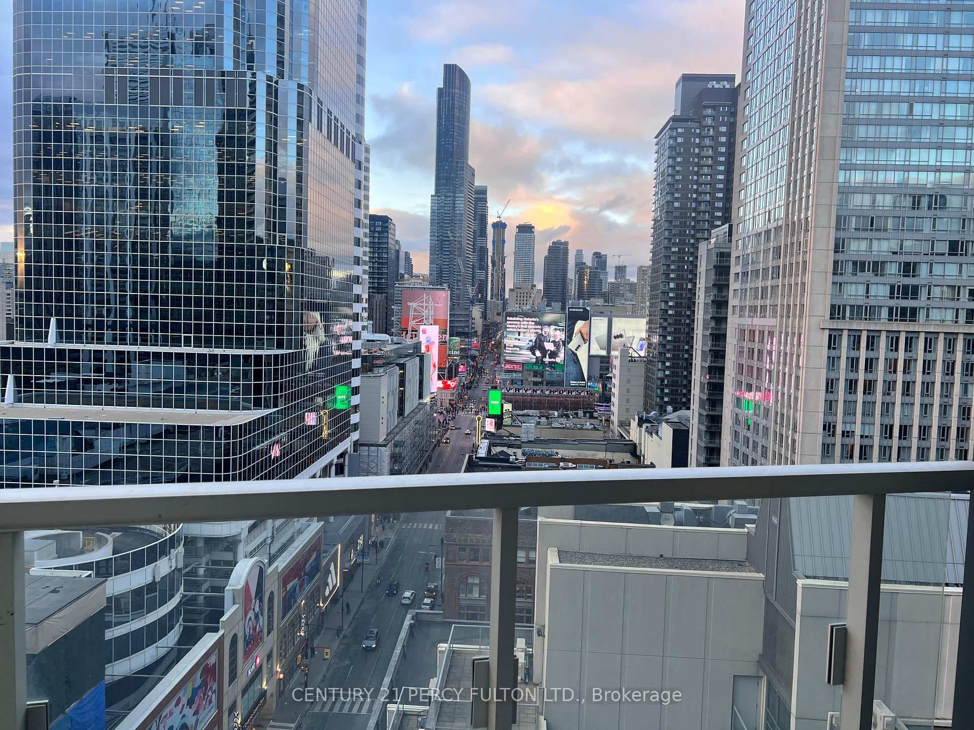 197 Yonge Street Unit 1312 photo 6