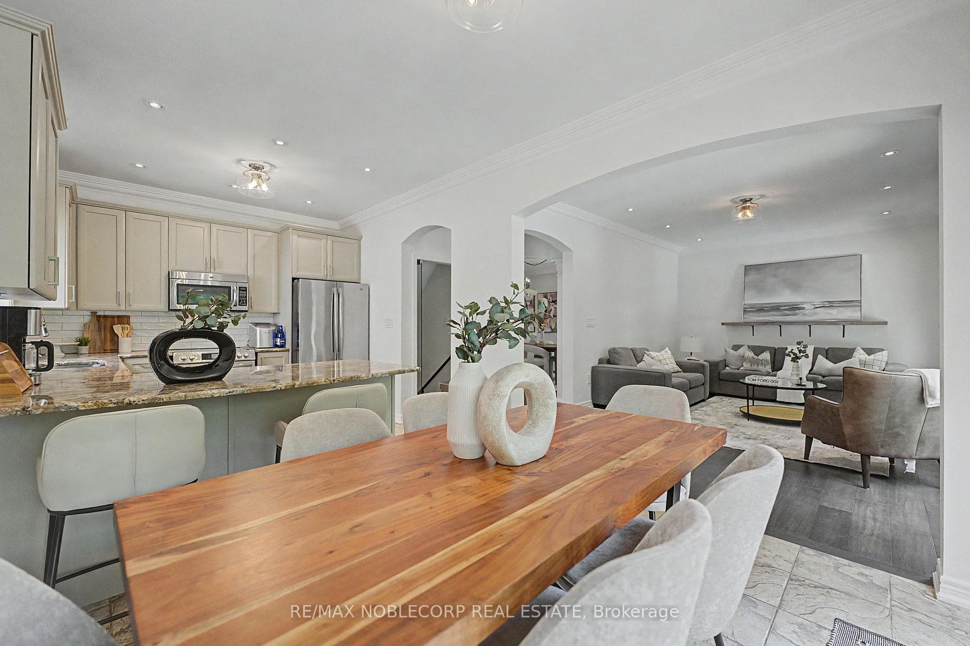 68 Meadowglen Boulevard photo 12