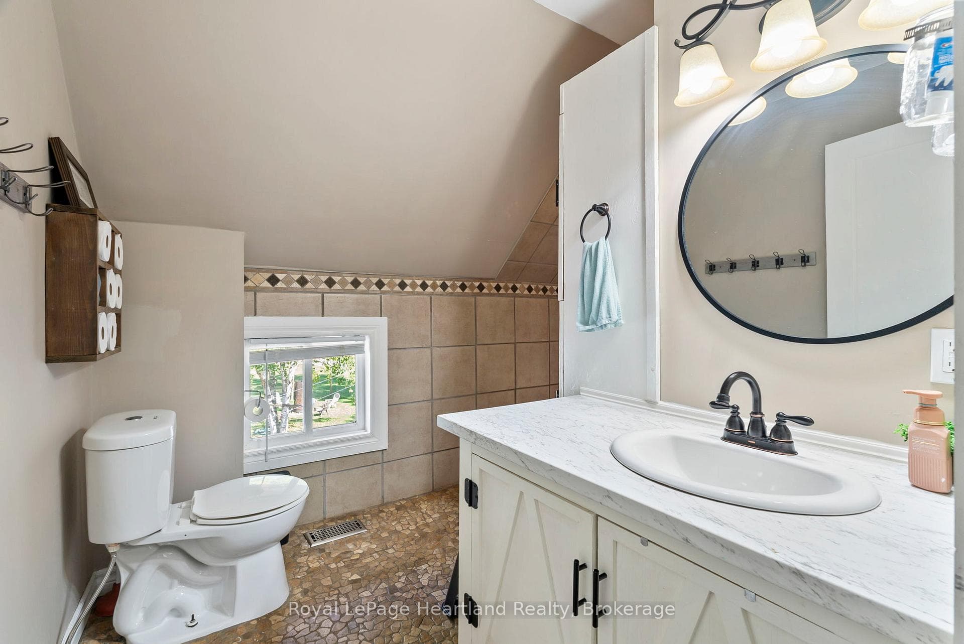 555 RAGLAN Street photo 26