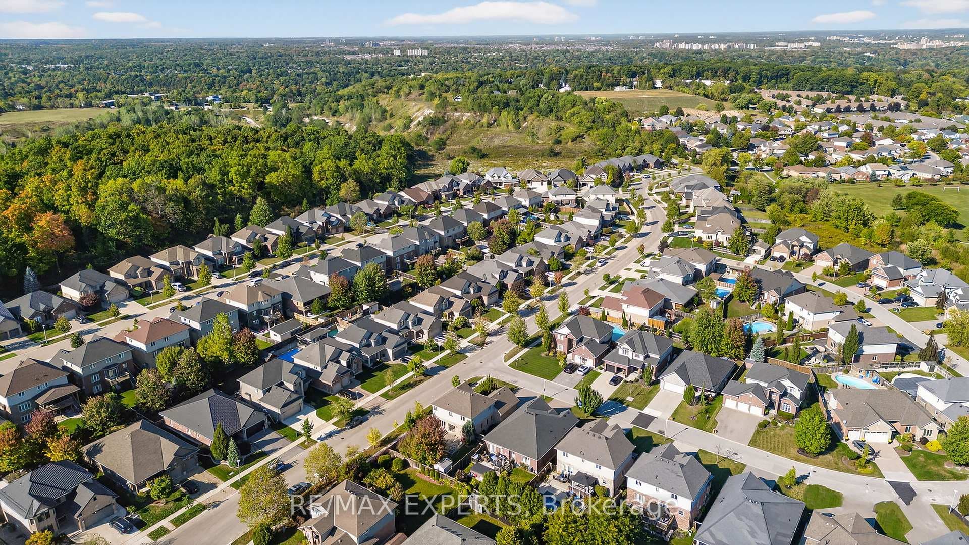 936 Talisman Crescent photo 38