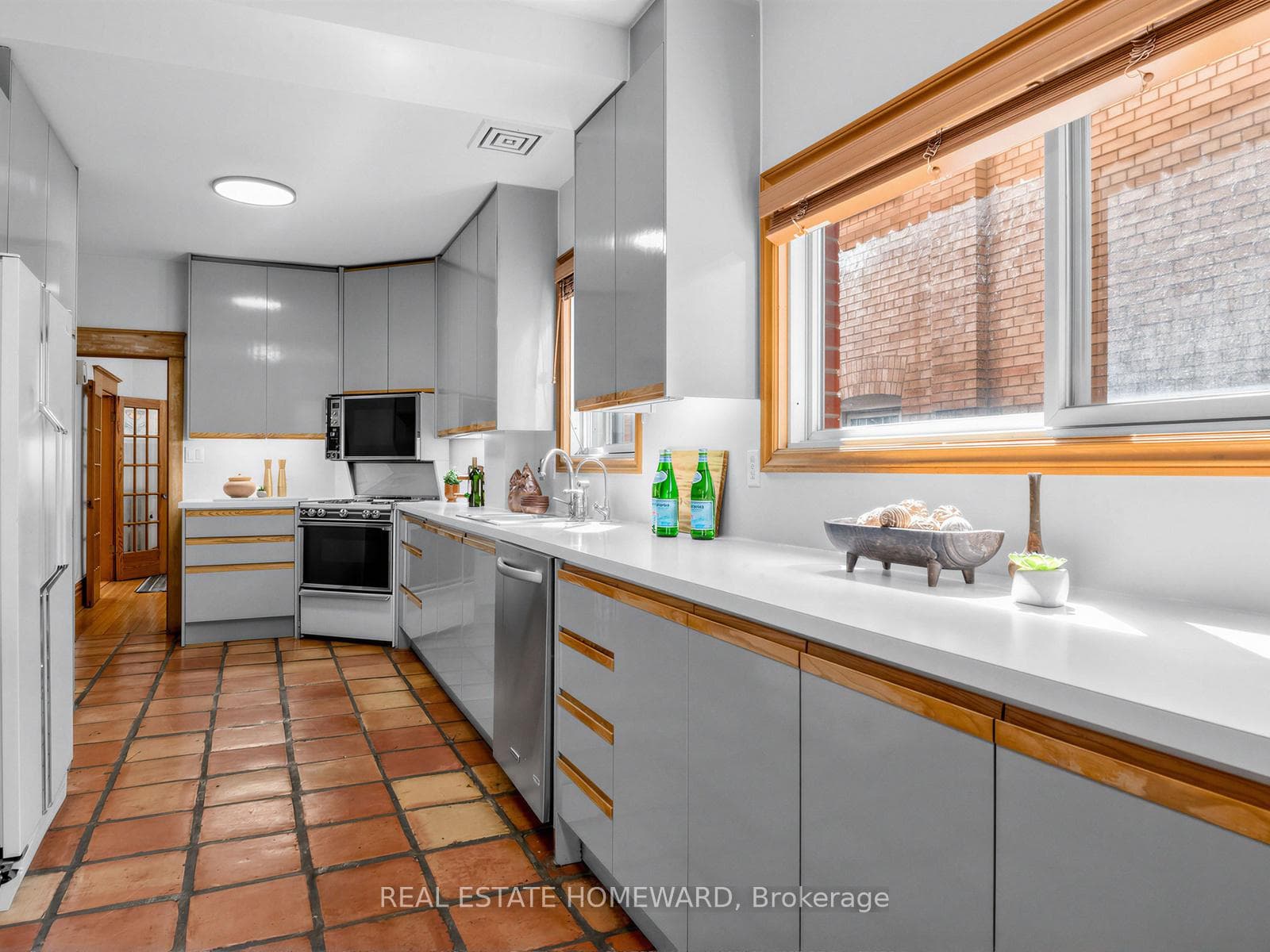 46 Westmount Avenue photo 17