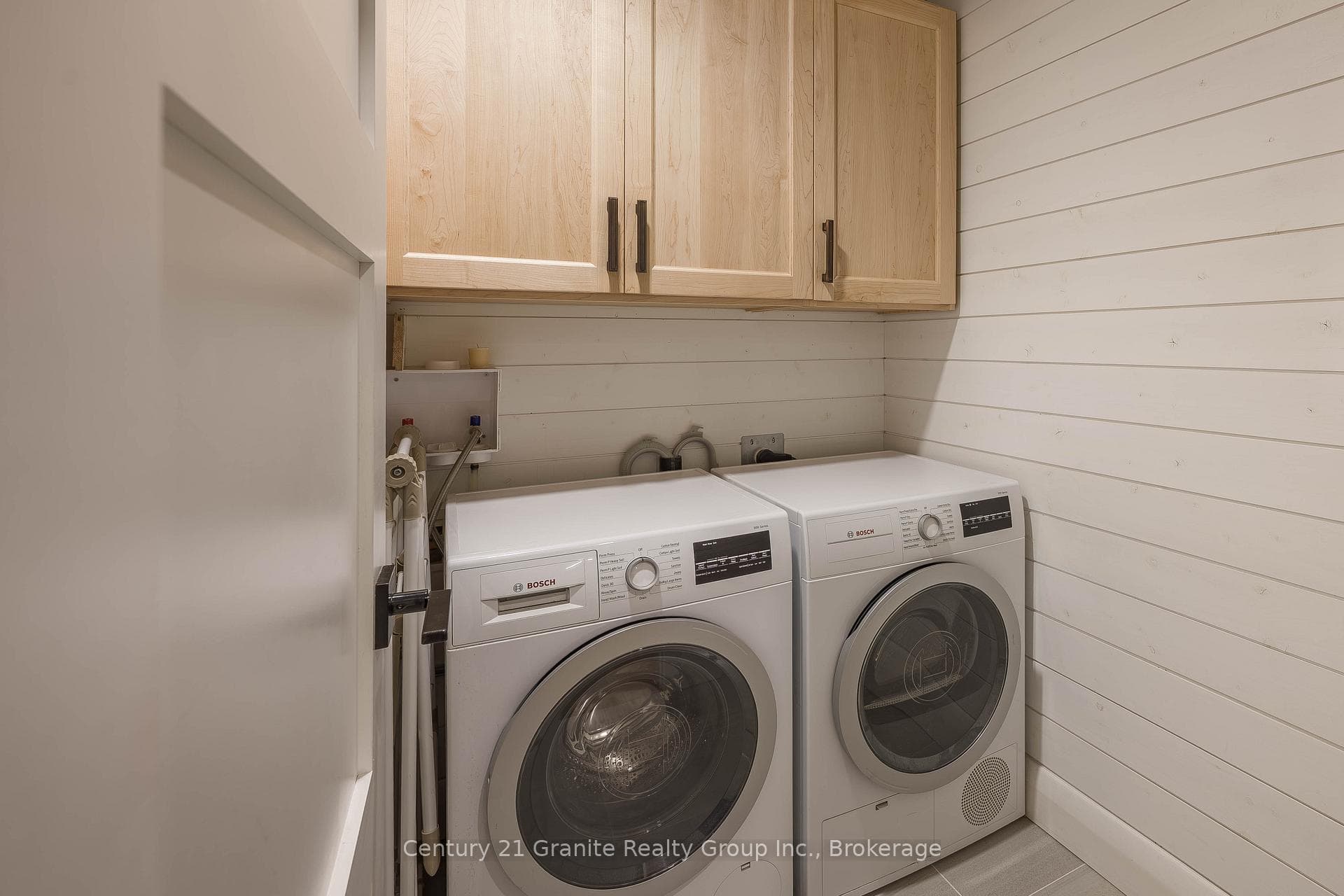 1283 Wonderland Road photo 31