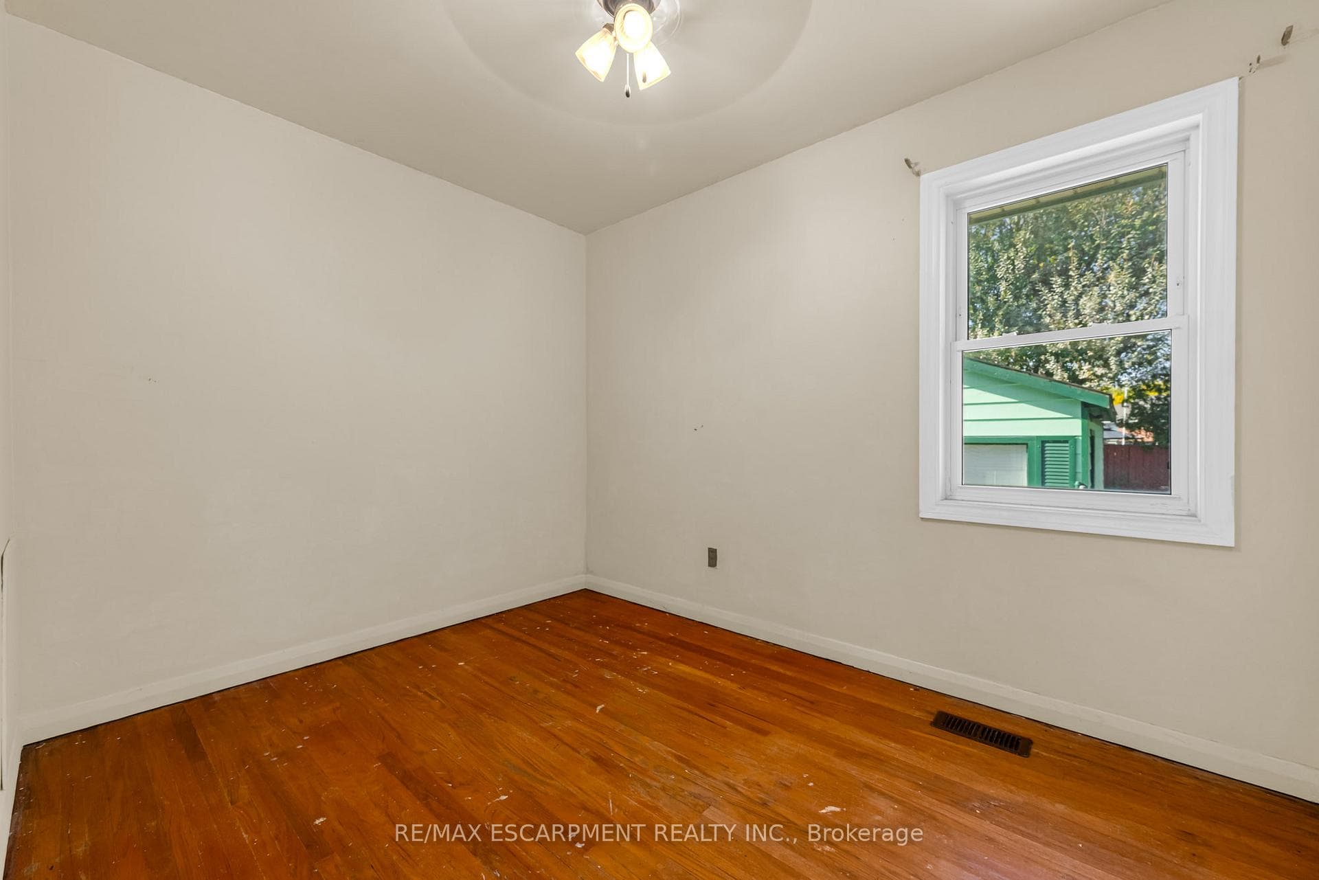 209 Fernwood Crescent photo 14