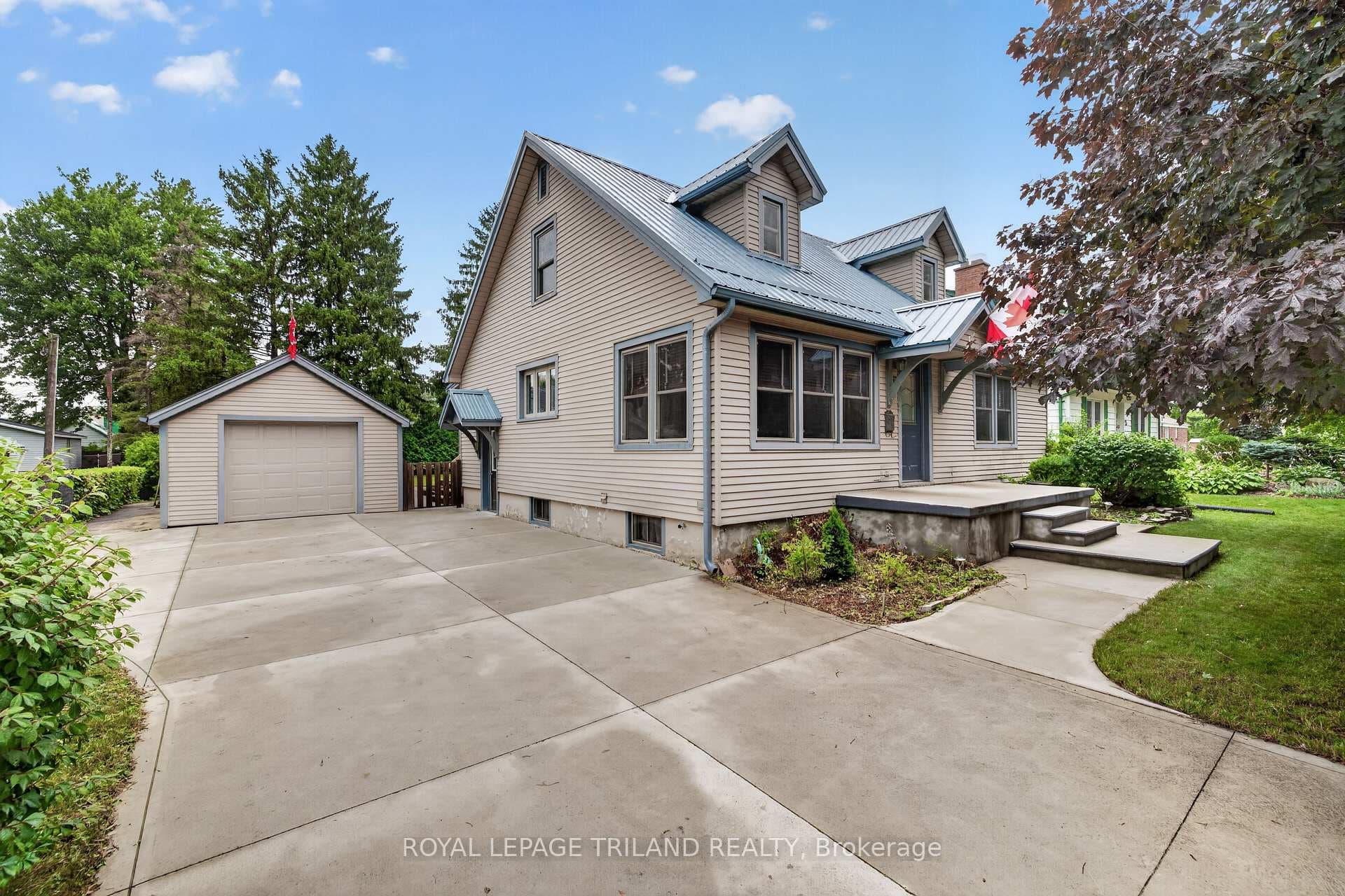11 Maple Street photo 1