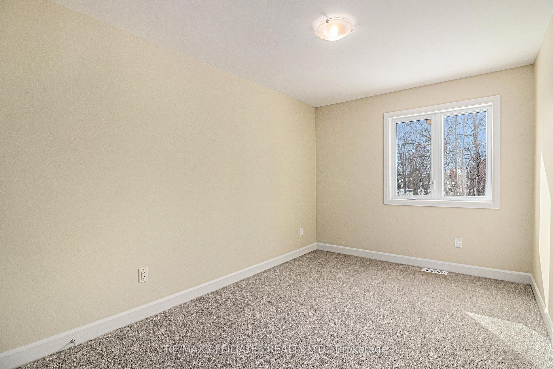 373 VOYAGEUR Place photo 12