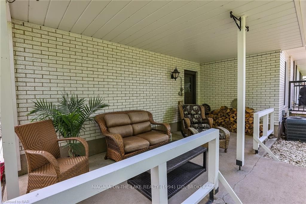 8 UPPER CANADA Drive photo 31