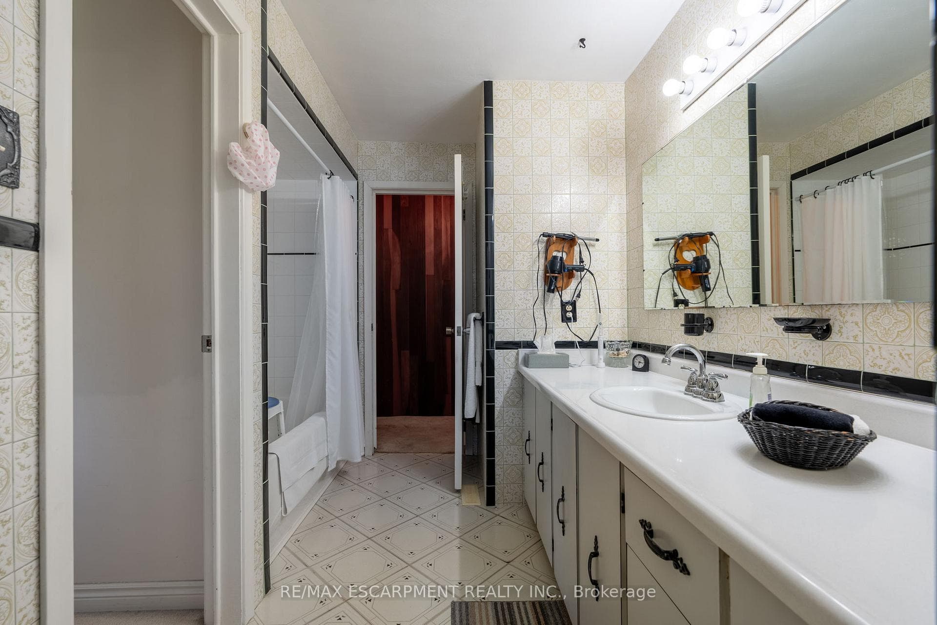1215 Derry Road photo 21