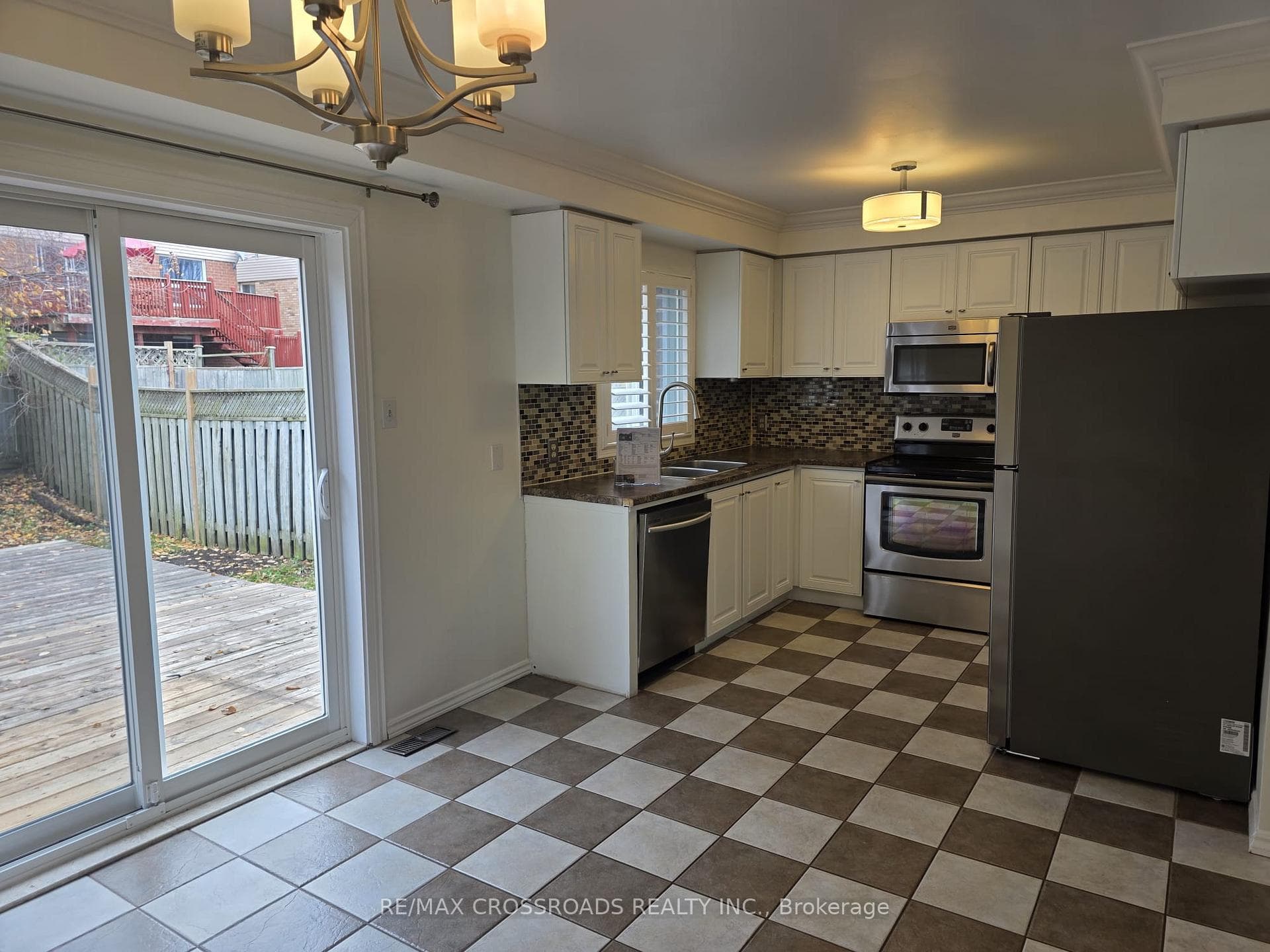 25 Fry Crescent photo 6