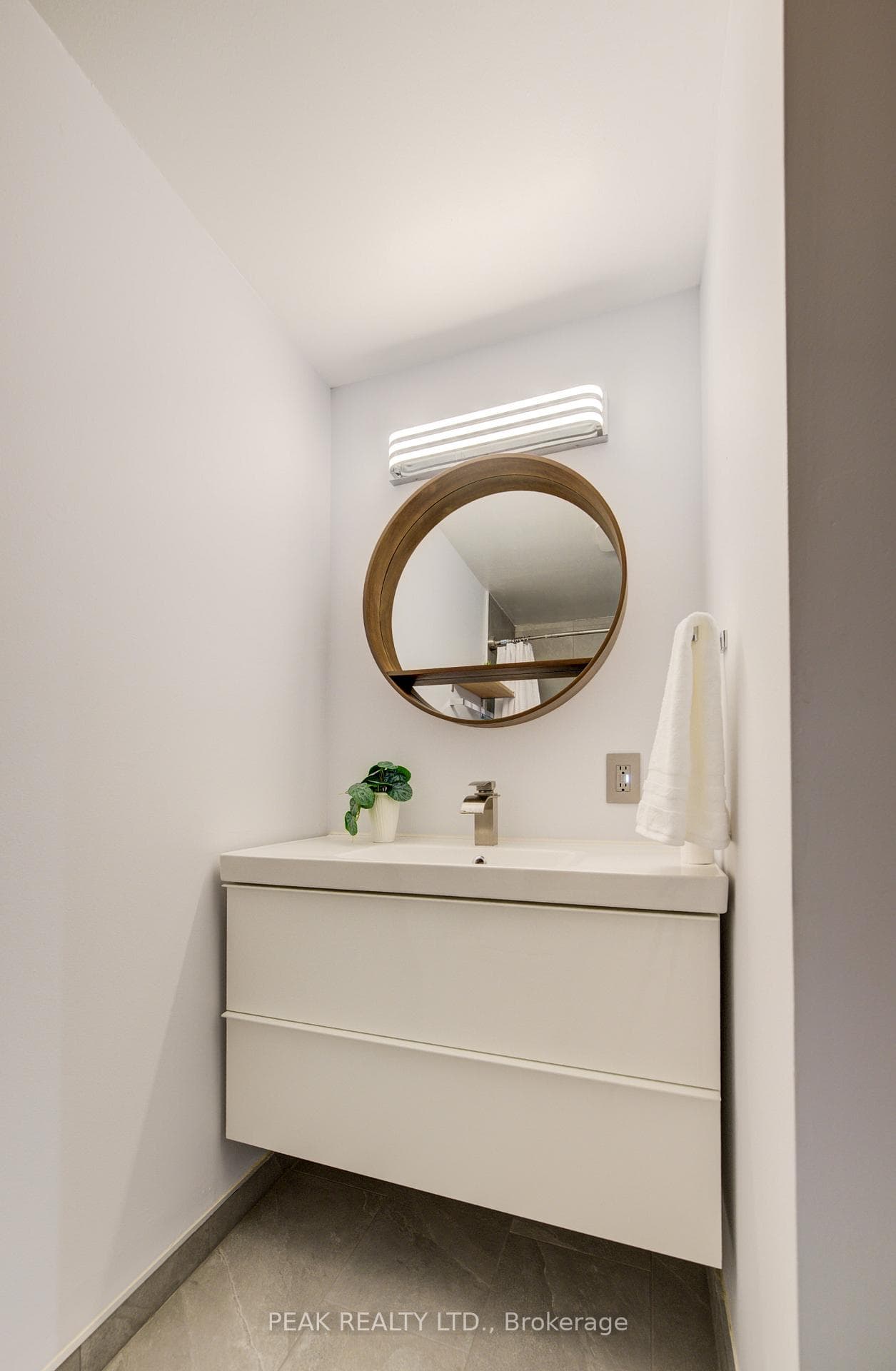 UPSTAIRS BATHROOM