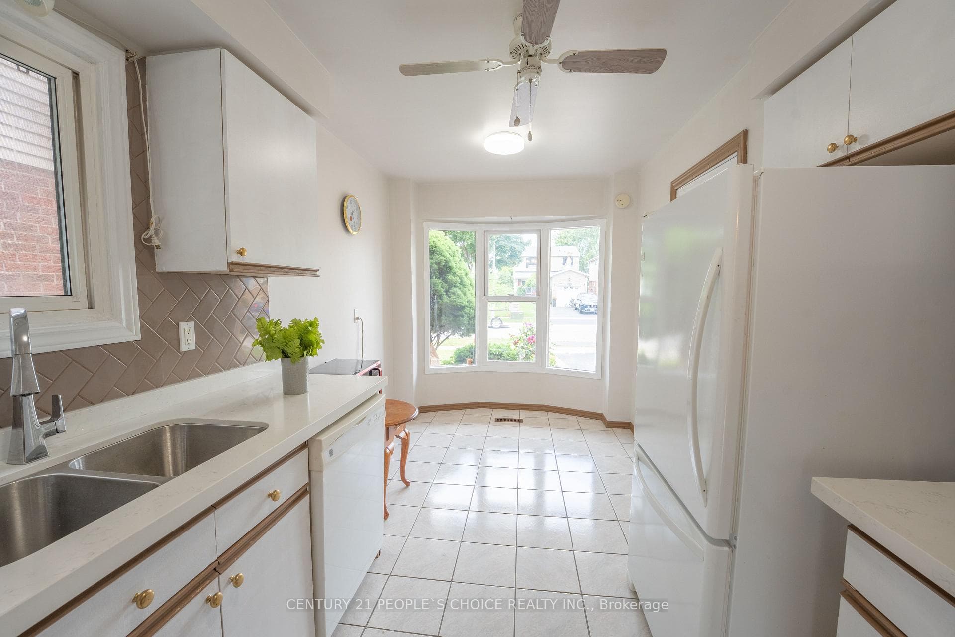 2247 Silverbirch Court photo 10