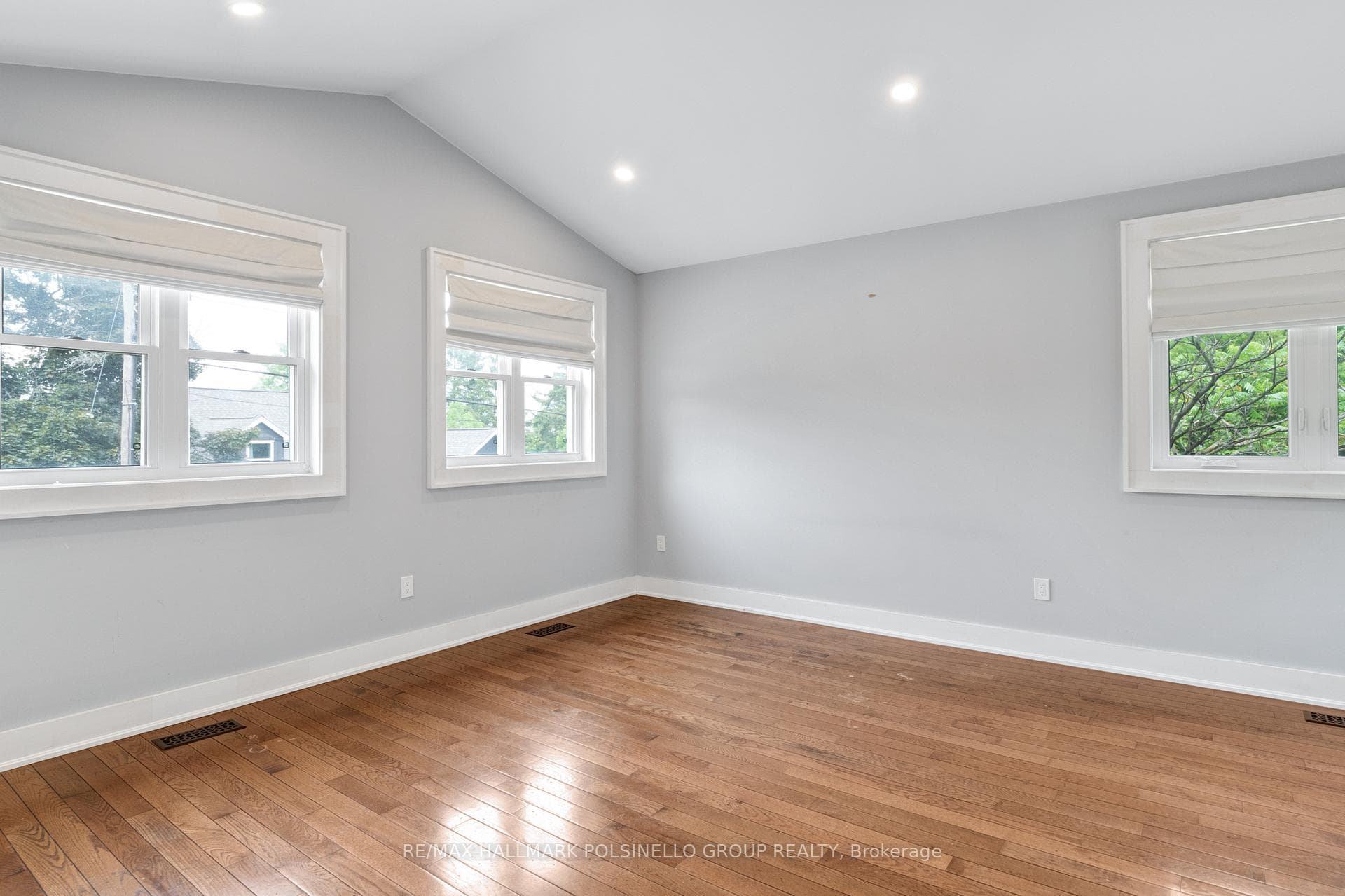 19075 Centre Street photo 25