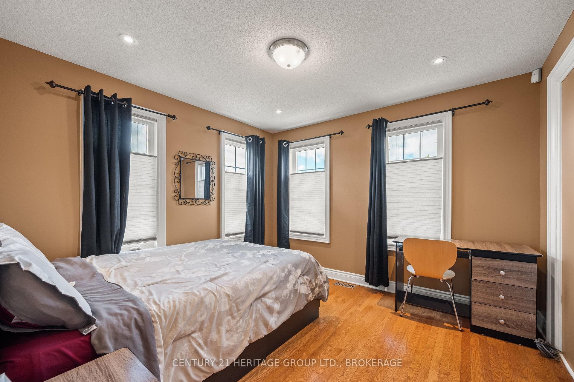100 BRITANNIA Crescent photo 26