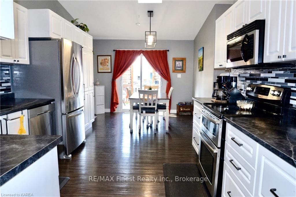 920 RAINBOW Crescent photo 12