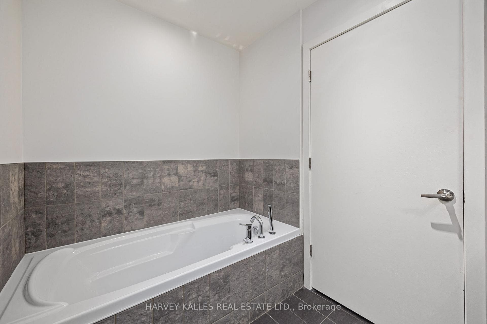 552 Wellington Street Unit 1305 photo 19