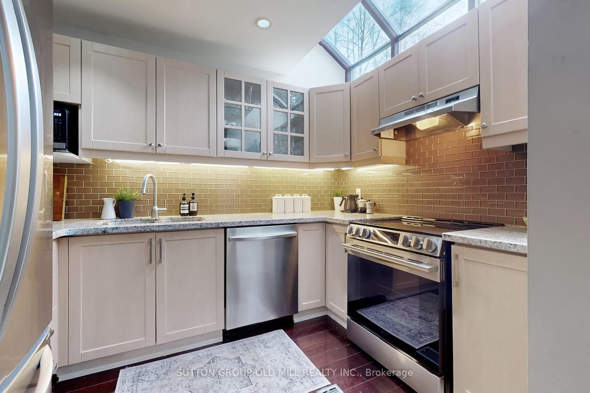 223 Berkeley Street photo 13